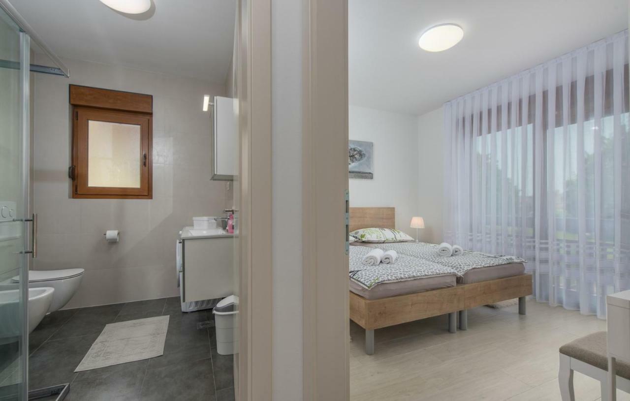 Apartments Hana In Funtana Extérieur photo